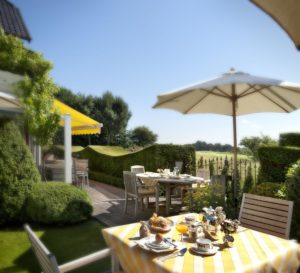 Hotel Manoir du Dragon Petit dejeuenr vue parcours de golf terrasse restaurant