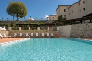 La Bagnaia Golf & Spa Resort Siena piscine exterieure vacances golf italie ciel bleu