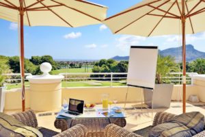 La Manga Club Hotel Príncipe Felipe Terrasse petit dejeuner vue parcours de golf et montagne