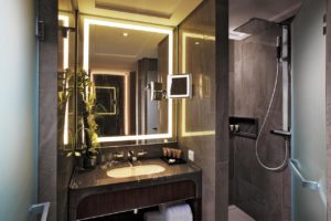 Tangla Hotel Brussels Salle de bain douche baignoire