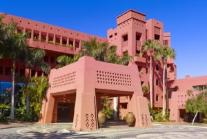 The Ritz-Carlton, Abama Entree de l'hotel palmier couleur ocre