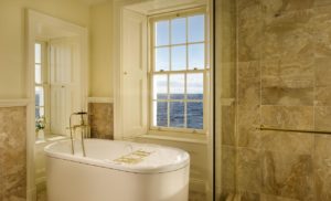 Trump Turnberry, A Luxury Collection Resort, Scotland Salle de bain fenetre sur la mer