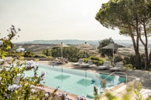 piscine parasols vacanciers pins vue golf Il Castelfalfi - TUI BLUE SELECTION
