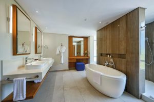 salle de bain baignoire douche lavabo Paradis Beachcomber Golf Resort & Spa