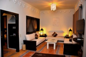 Borjs Hotel Suites & Spa Chambre canape decoration orientale