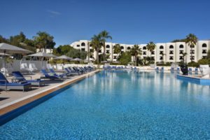Fes Marriott Hotel Jnan Palace Piscine ciel bleu palmiers