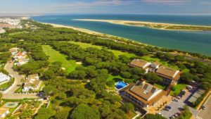 Hotel Nuevo Portil Golf vue aerienne parcours de golf hotel plage