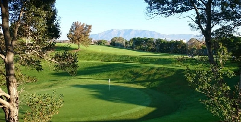 vue general parcours de golf Miraflores Golf Club montagne