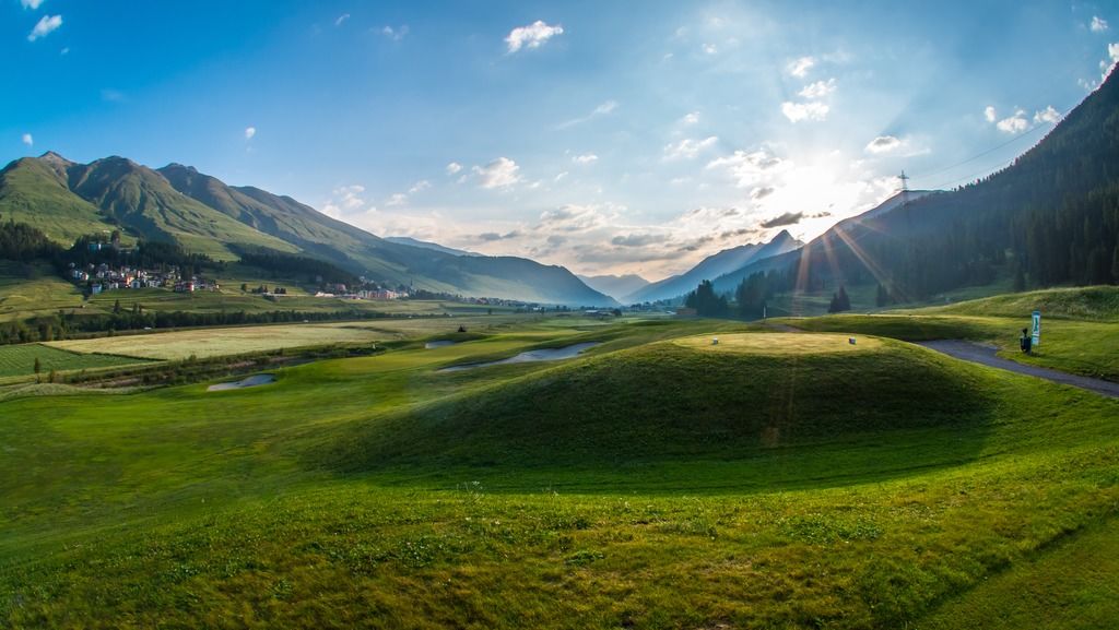 Engadine Golf Club mintagne coucher de soleil parcours de golf Suisse