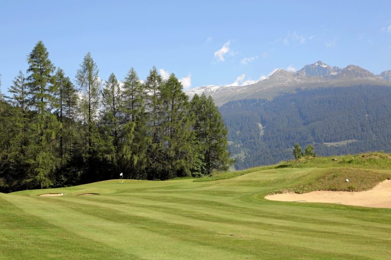 Golf Club Klosters Parcours de golf 9 trous paysage suisse sapins montagnes