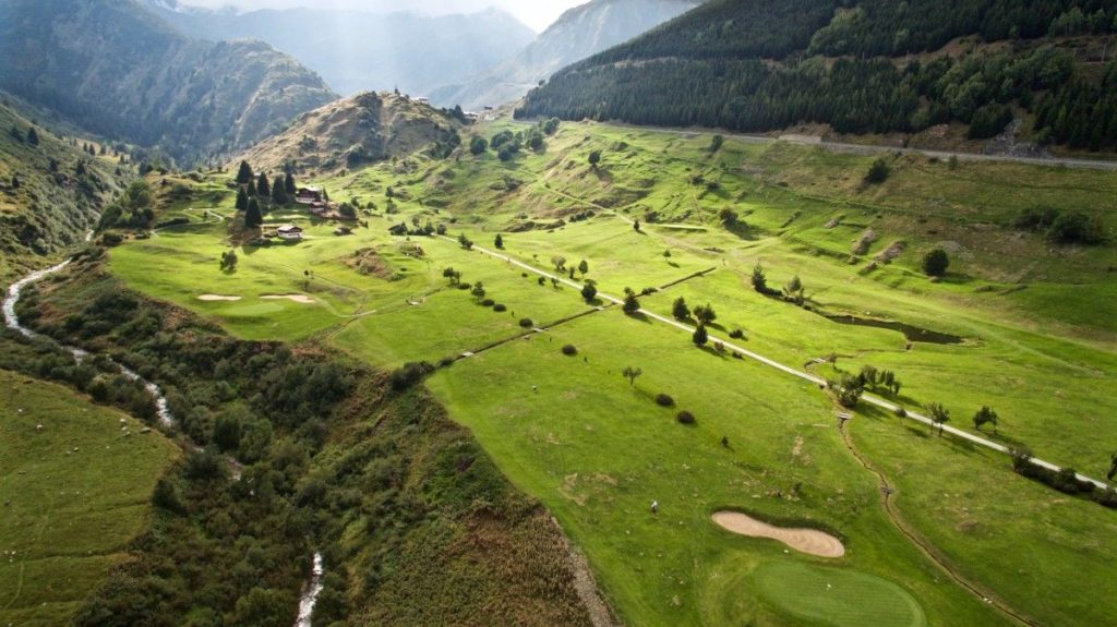 Golf Club Sedrun 9 trous dans lkes montagnes suisse