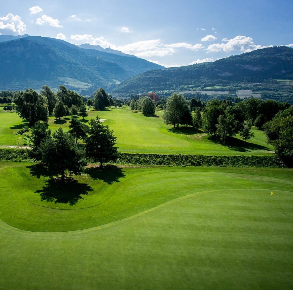 Golf Club de Sion Magnifique vue sur les greens 9 et 18 soleil ciel bleu