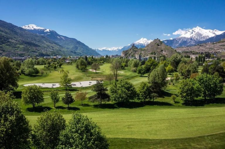 Golf Club de Sion vue generale du parcours de golf 18 trous en Suisse – Montagne golf