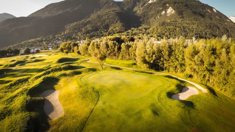 Golfclub Leuk Vue aerienne du parcours de golf 18 trous en Suisse