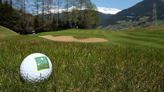 balle de golf sur fairway avec le logo Golf Club Klosters