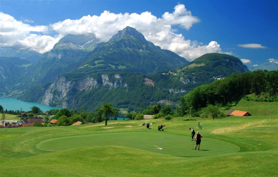 Golf Club Axenstein green golfweurs vue sur lac et monatgnes suisses