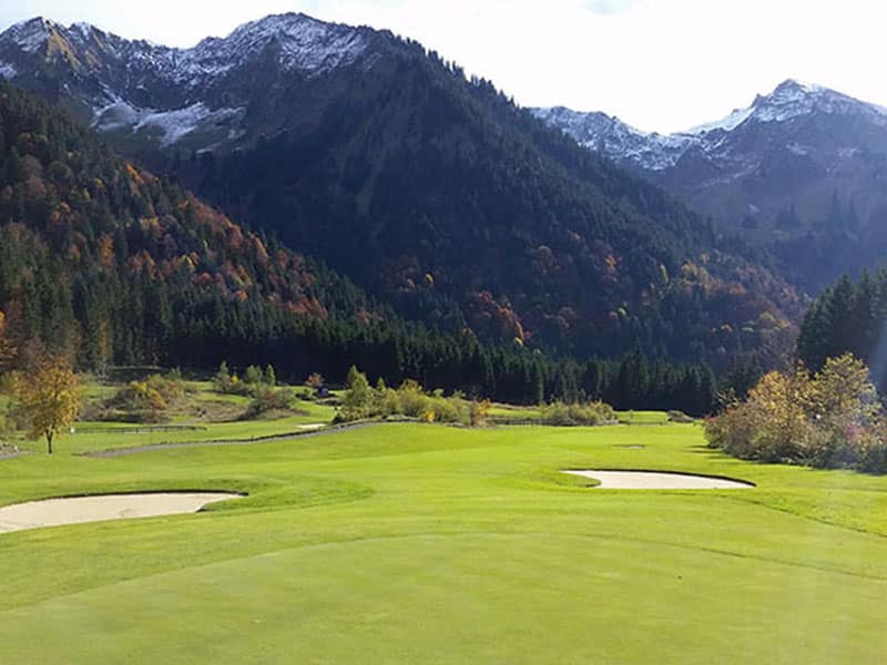 Golf Club Ybrig jouer au golf en Suisse Green fairway lac bunker montagnes