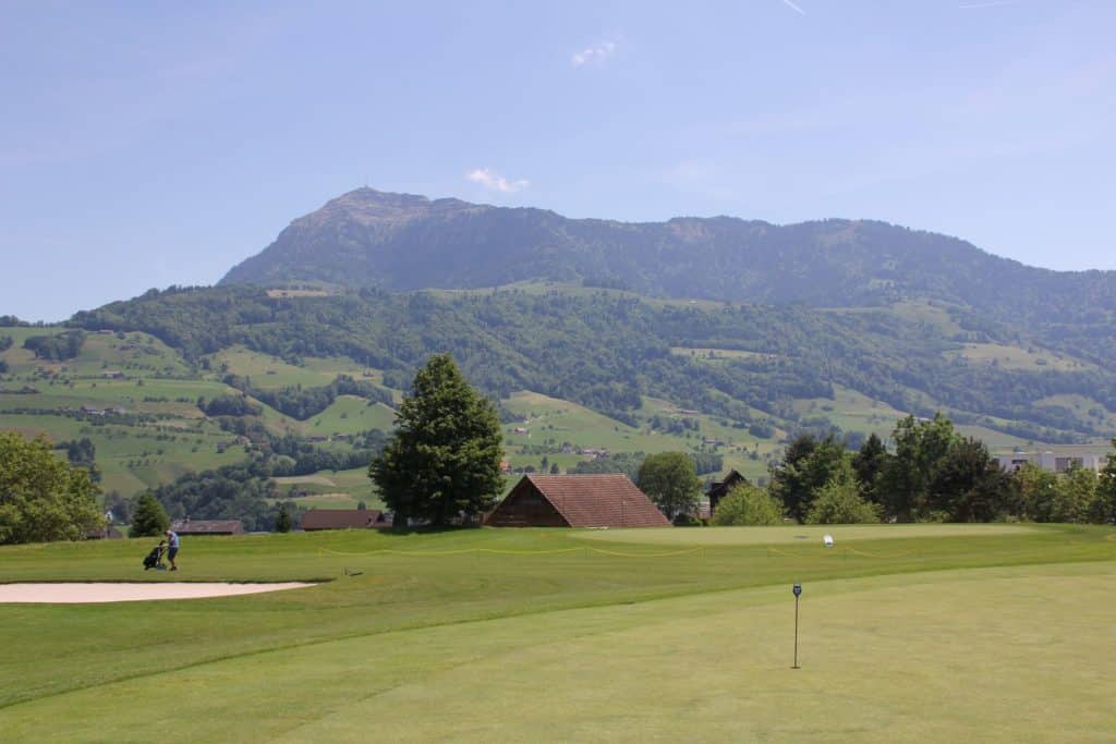 Golf Küssnacht am Rigi putting green club-house vue sur les montagnes