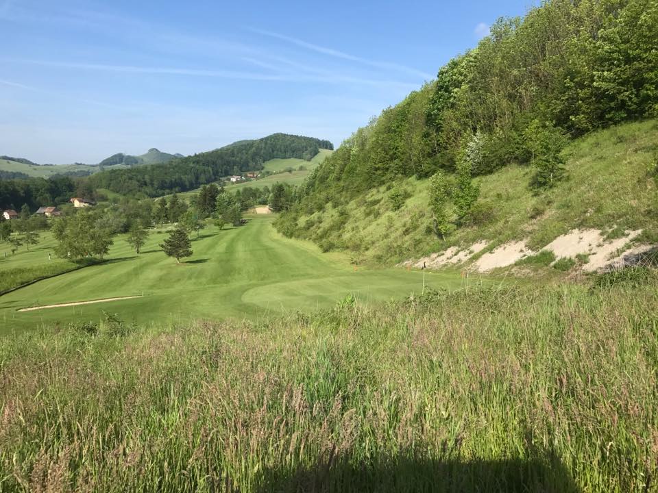 Golf Weid Hauenstein vallon montagne maisons Suisse paysage golf