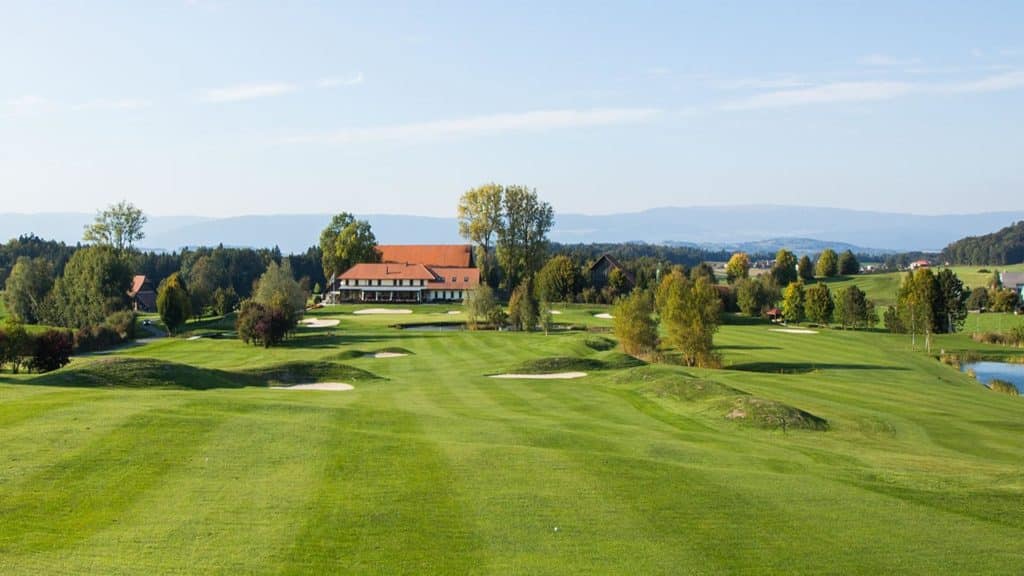 Golf and Country Club Wallenried trou 18 vue Club-House Green fairway lac bunker