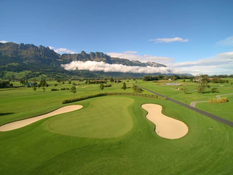 Golfclub Gams Werdenberg vue aerienne green fairway bunker campagne vallon montagne