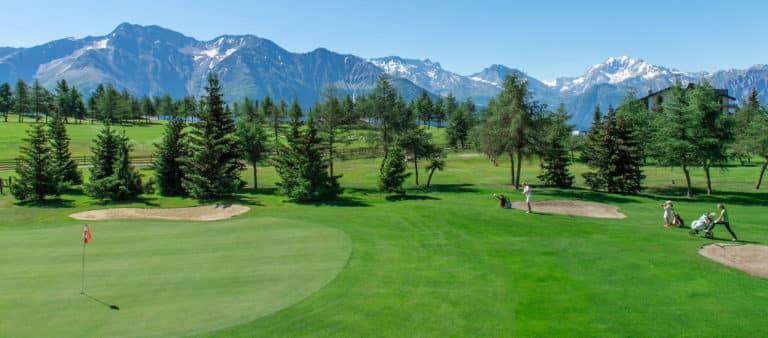 Golfclub Riederalp Canton du Valais parcours de golf 9 trous pins montagnes green fairway bunker