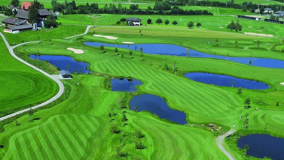 Golfpark Waldkirch Vue aerienne parcours fairway obstacle d'eau lac Club-house