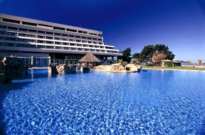 Complexe hôtelier Porto Carras Meliton piscine exterieure ciel bleu vacances golf