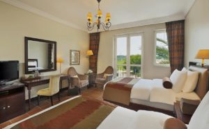 Hôtel Arabian Ranches Golf Club chambre lit double vue sur parcours de golf