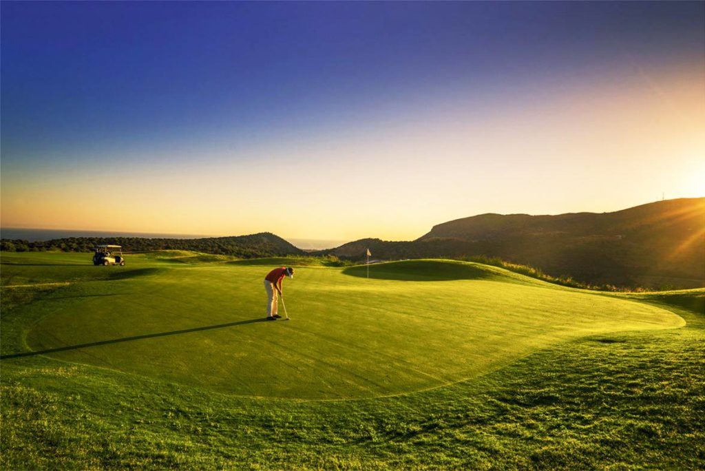 The Crete Golf Club golfeur putter green