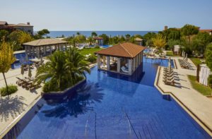 The Romanos, a Luxury Collection Resort, Costa Navarino plusieurs pisicnes palmiers soleil vacances