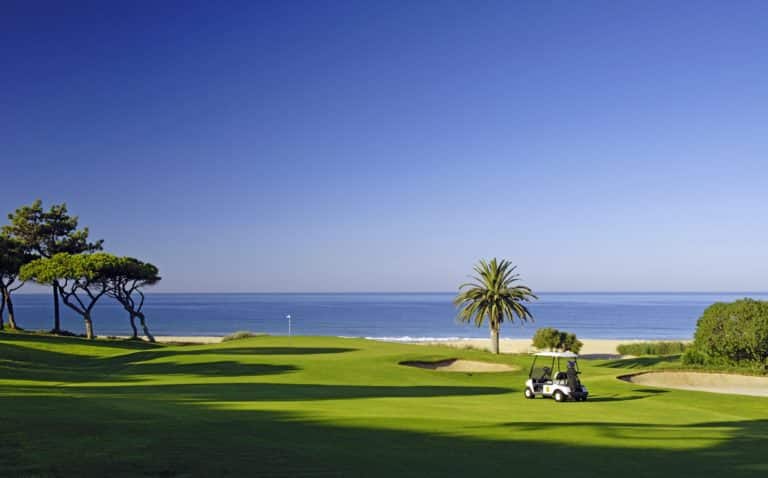 Μήνας γκολφ Σεπτεμβρίου τέλος σεζόν γκολφ και ξενοδοχεία θαλάσσιο γκολφ φύση