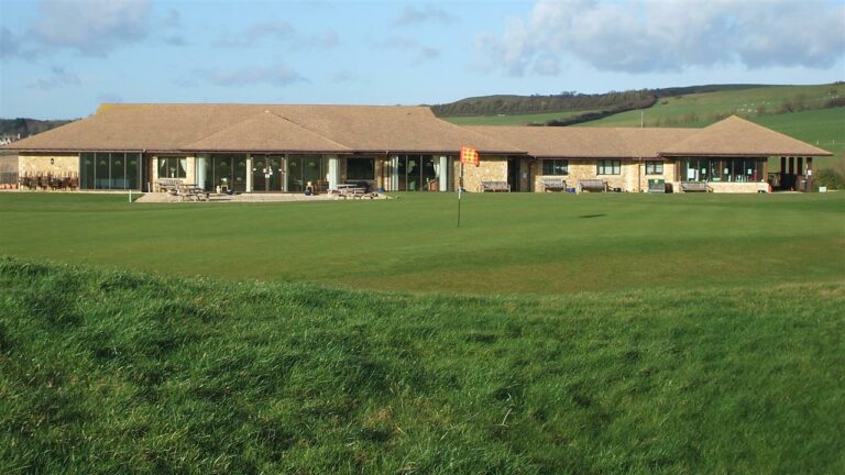 Bridport & West Dorset Golf trous avec club house à l’arrière