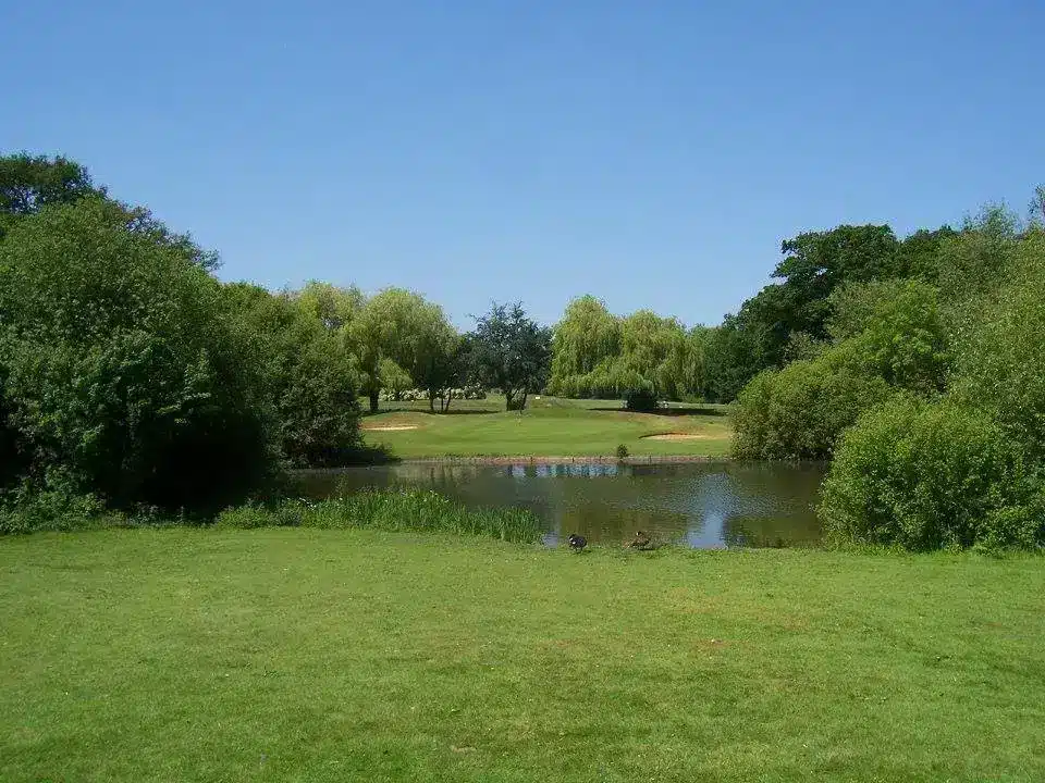 West Middlesex Golf Club étang avec parcours derrière