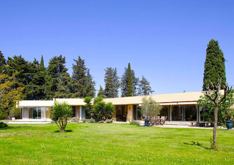 Villa-moderniste-avec-piscine-Armand-Pellier-proche-Nimes.jpg